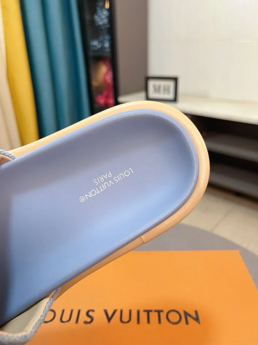 Ex-factory price 360🌹🌹 (lv-Louis Vuitton) New men's slippers, high-end boutique, exquisite embossed logo decoration on the upper, fine workmanship, super soft soles, casual, loose and comfortable, a must-have in summer! \nsize：38-44
